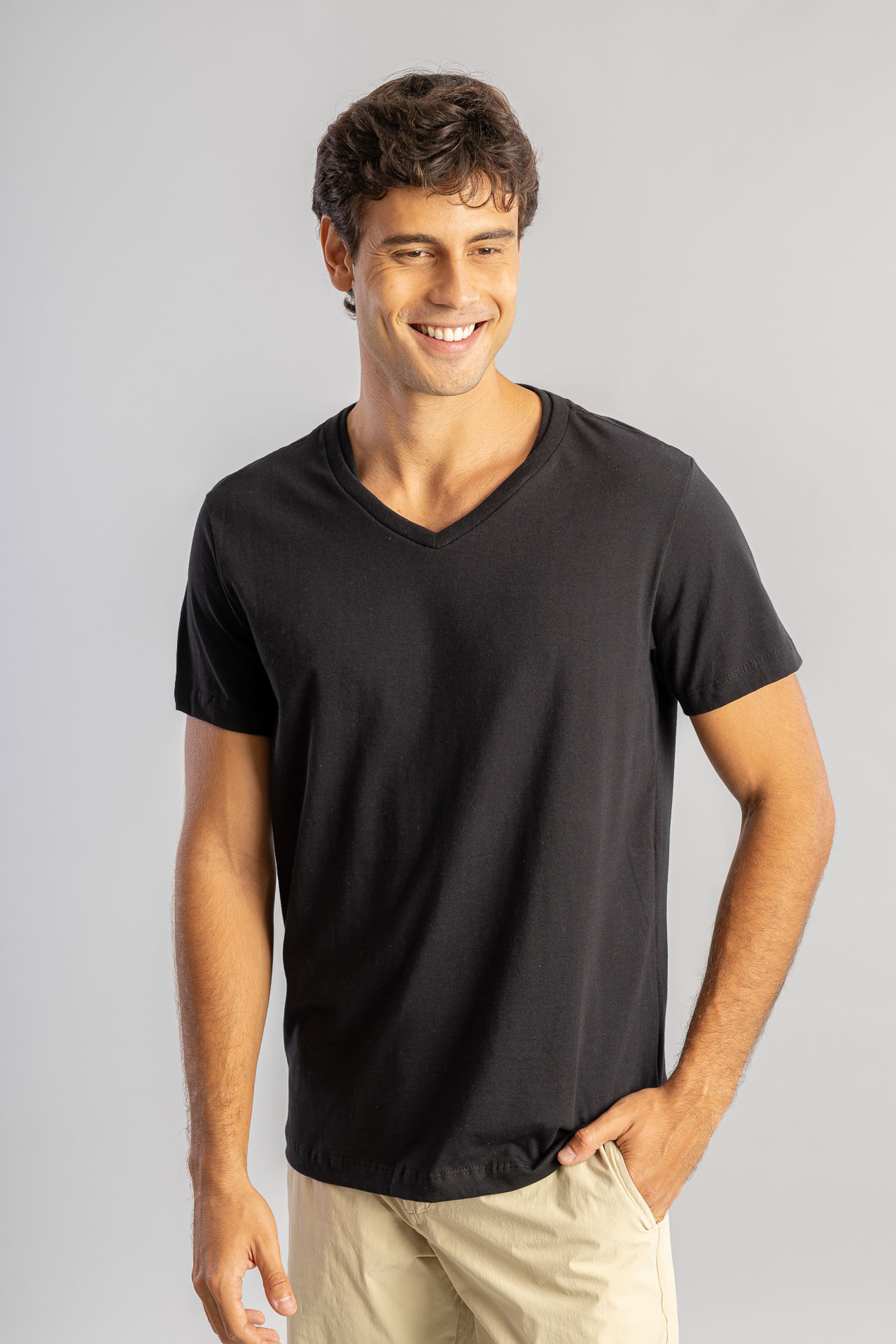 Camiseta Básica Gola V S26 - Preto