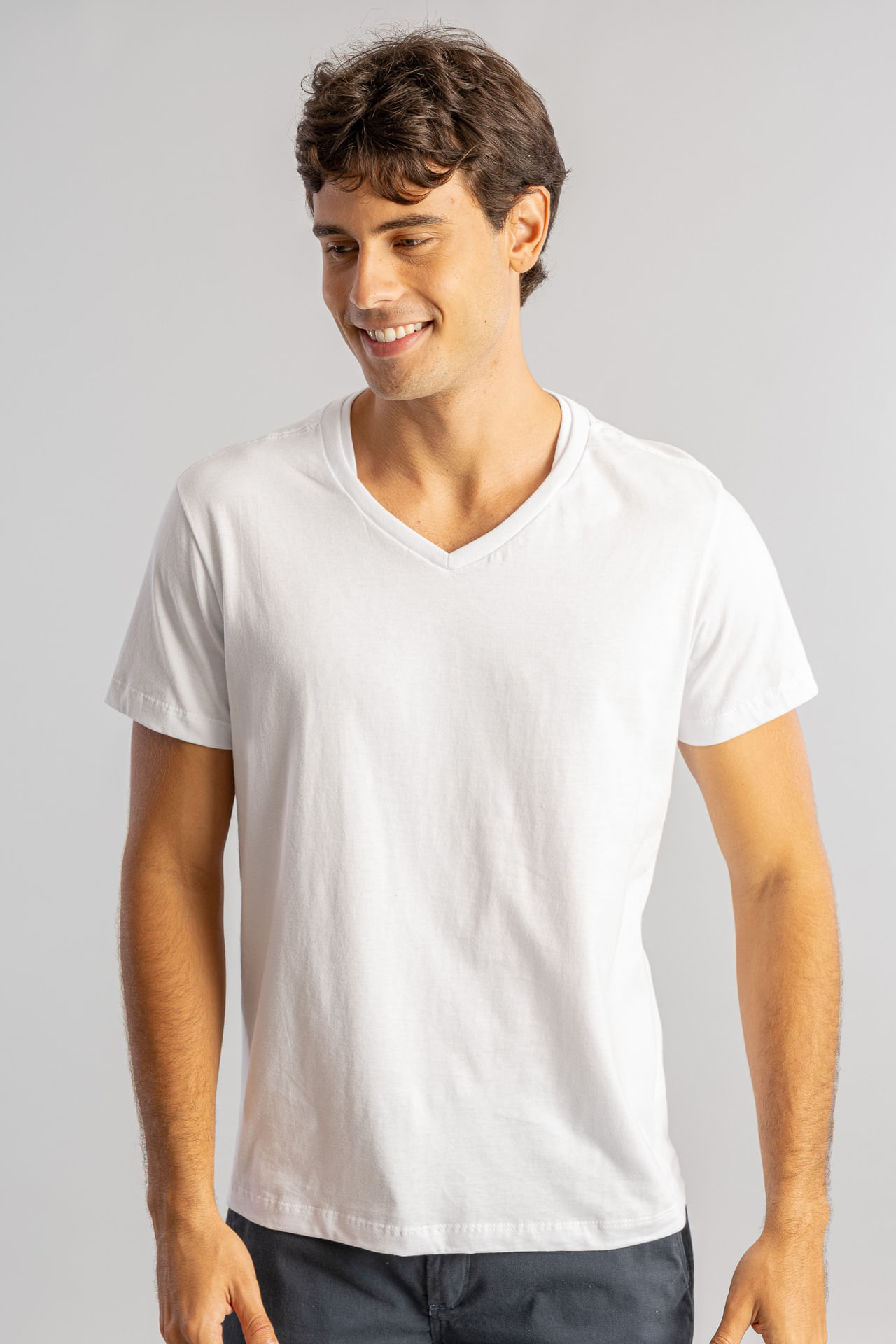 Camiseta Básica Gola V S26 - Branco