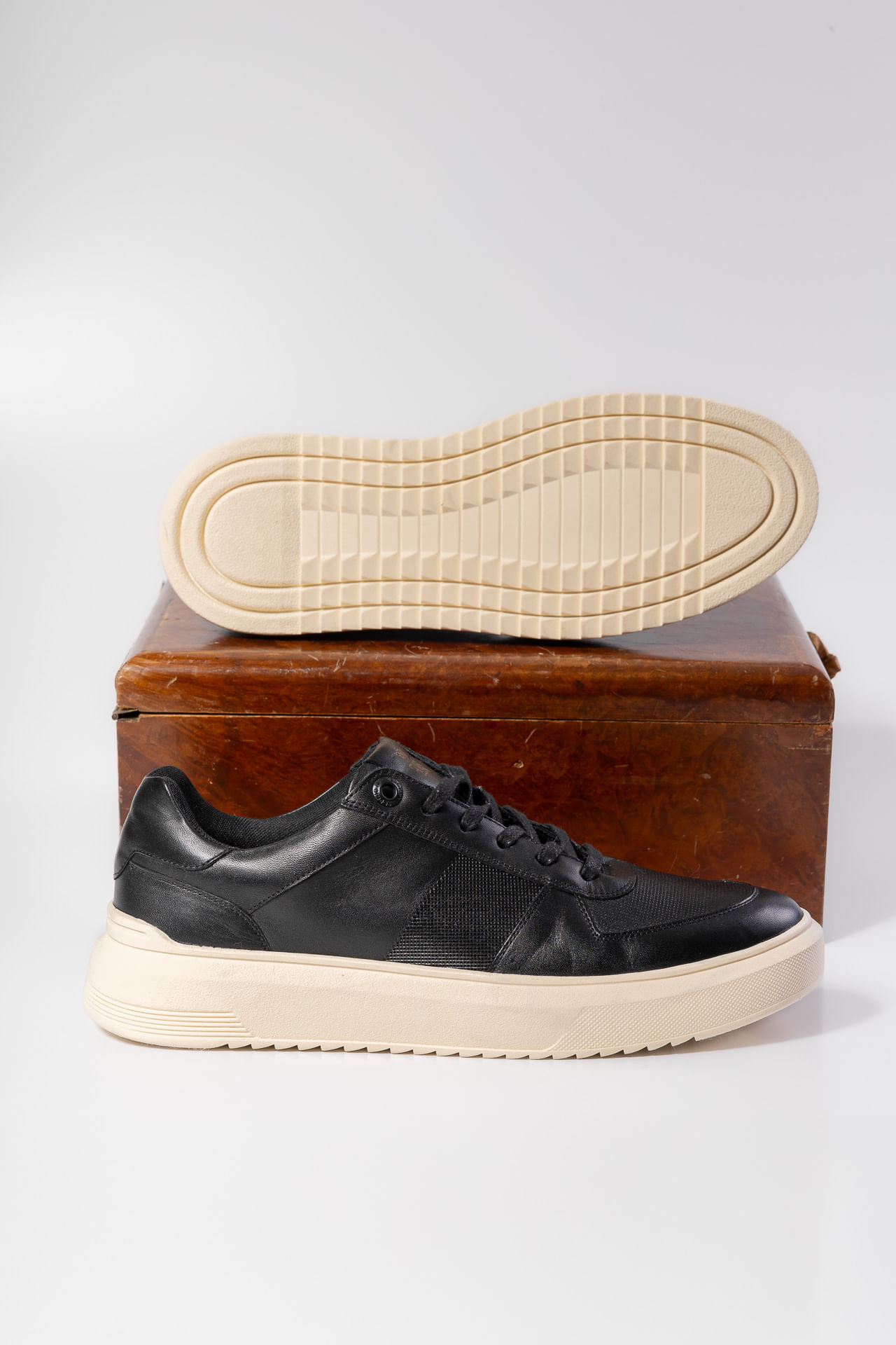 Tênis Couro Box Faixa Lateral S26 - Preto