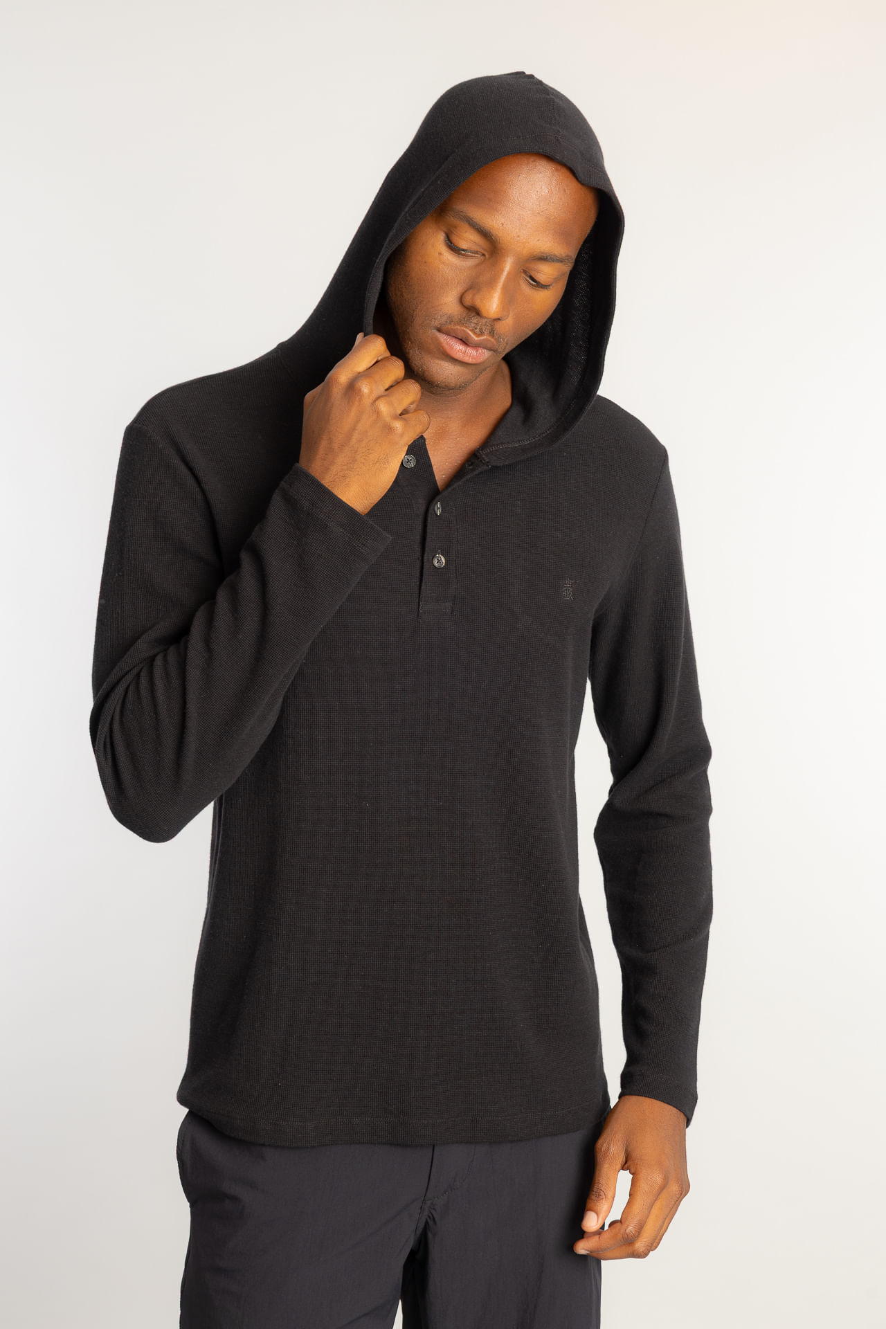 Camiseta Henley Capuz W26 - Preto